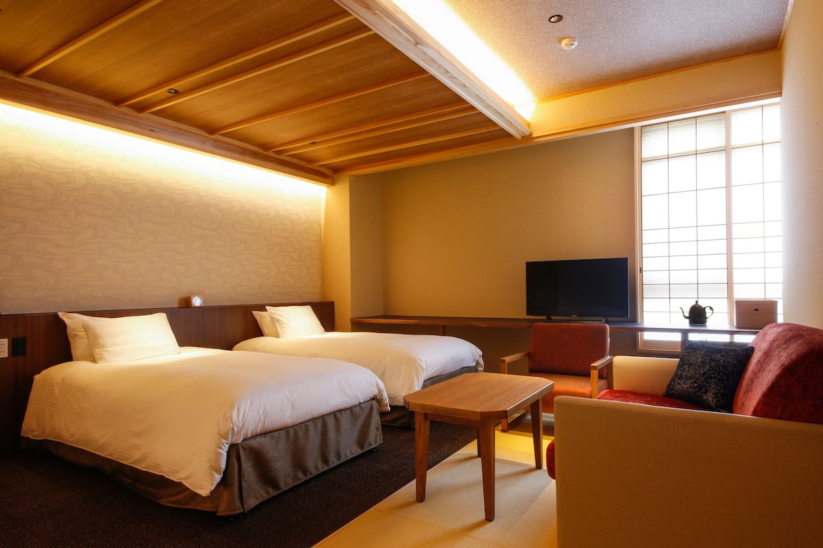 Traditionele kamer (39sqm Moderate Twin Room with Tatami ) | Luxe beddengoed, een minibar, een kluis op de kamer, een bureau