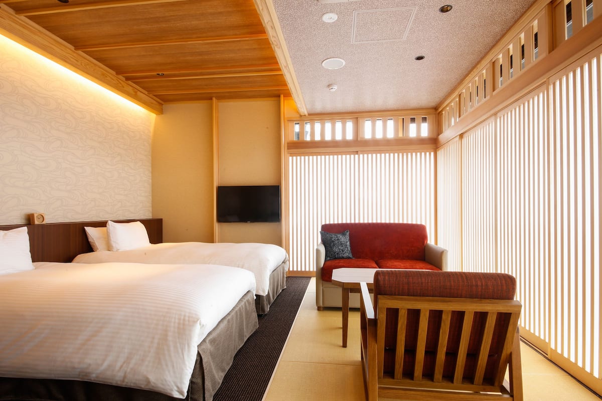 Traditionele kamer, op de hoek (36sqm Moderate Twin Room A with Beds) | Luxe beddengoed, een minibar, een kluis op de kamer, een bureau