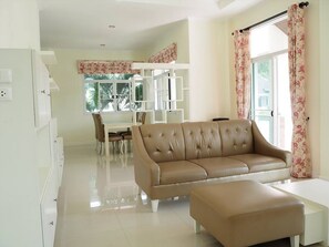 2 Bedrooms Villa | Vardagsrum | LCD-tv