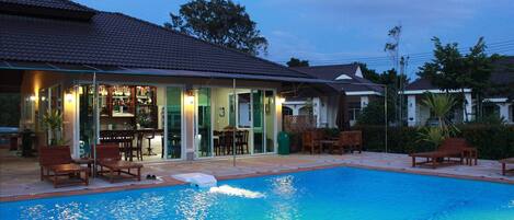 Hồ bơi ngoài trời