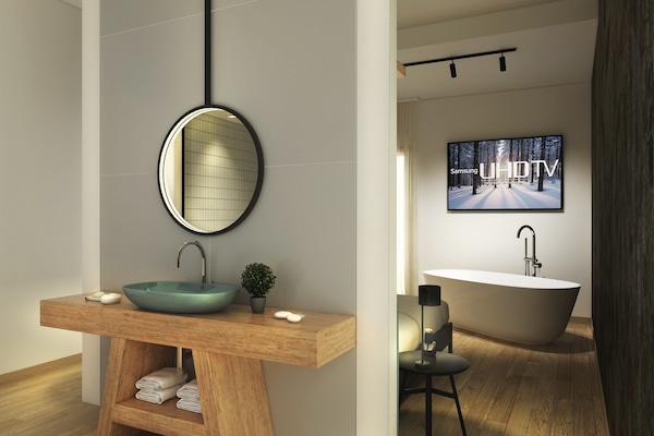 Junior Suite, 1 Queen Bed, Bathtub | Minibar, in-room safe, soundproofing, cribs/infant beds