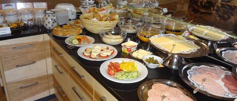 Tägliches Frühstücksbuffet (9 EUR pro Person)