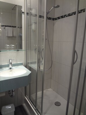 Separate tub and shower, towels - Hotel Rose (Heidelberg)