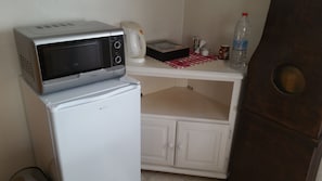 Fridge, microwave, stovetop, cookware/dishes/utensils