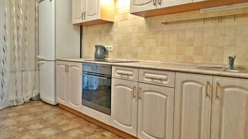 Apartment | Eigene Küche | Großer Kühlschrank, Mikrowelle, Ofen, Herdplatte