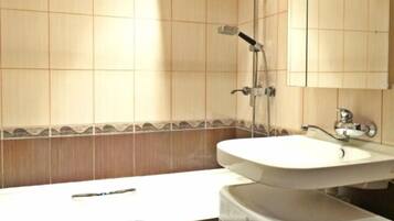 Apartment | Badezimmer | Duschwanne, kostenlose Toilettenartikel, Haartrockner, Hausschuhe