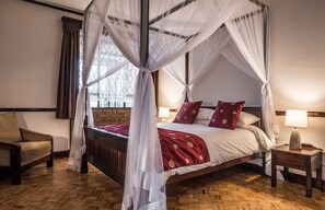 書桌、免費無線上網、床單