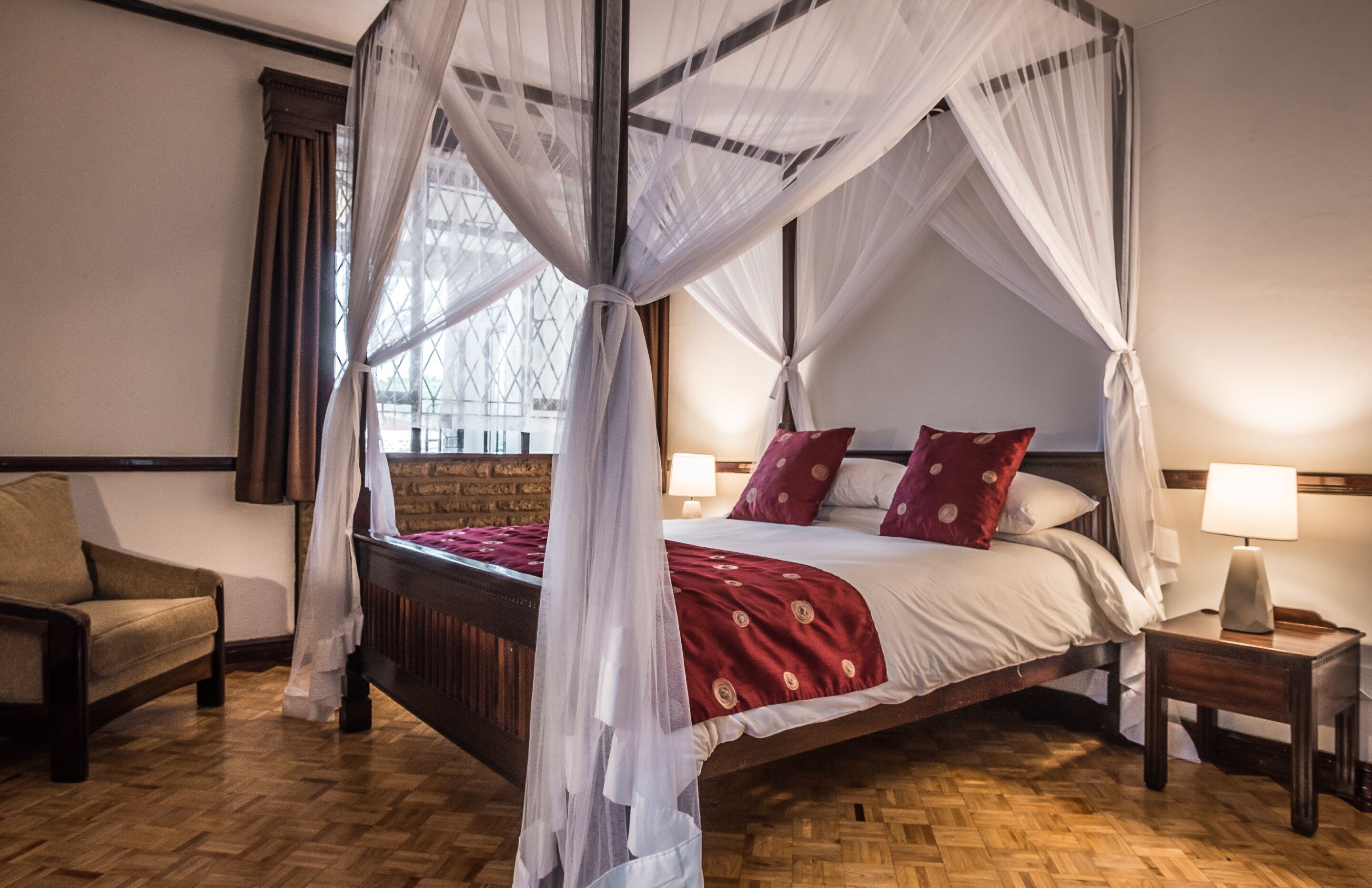 Escritorio, wifi gratis y ropa de cama 
