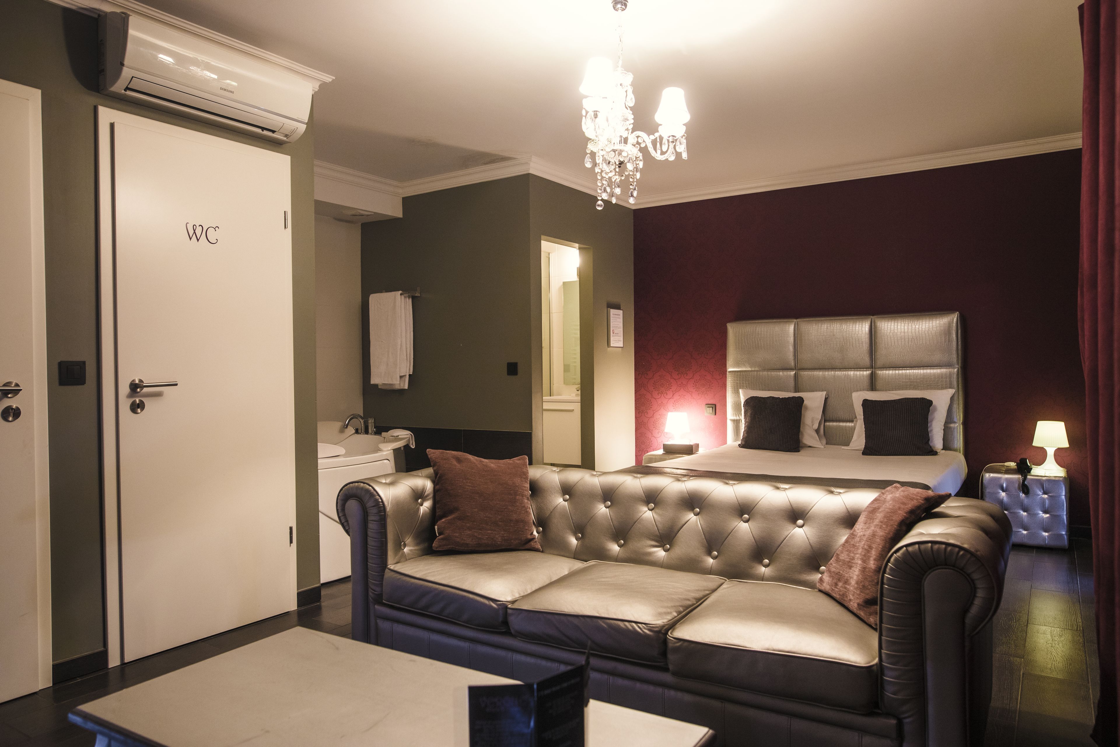 deluxe suite, hot tub | premium bedding, individually decorated, individually furnished