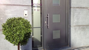 Pintu masuk properti