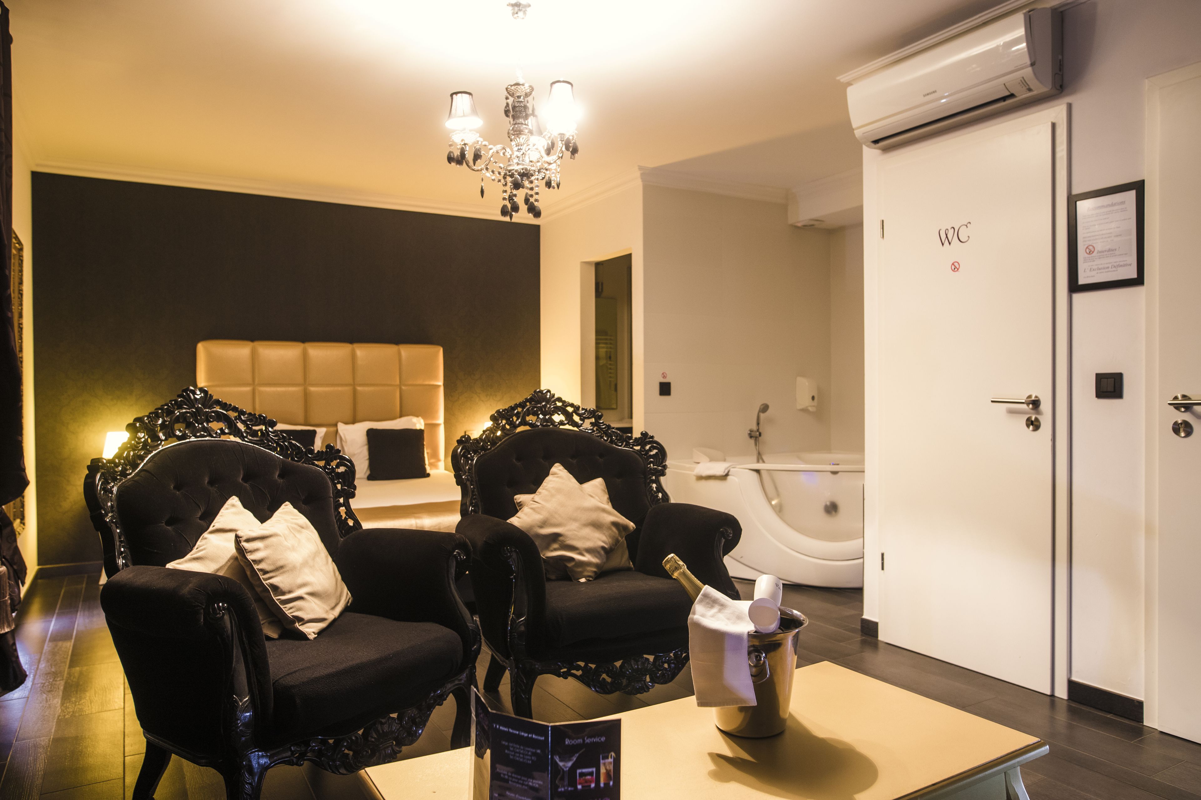 Deluxe Suite, Hot Tub | Premium bedding, individually decorated, individually furnished