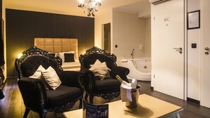 Suite Deluks, hot tub | Seprai premium, tirai kedap cahaya, kedap suara, dan Wi-Fi gratis