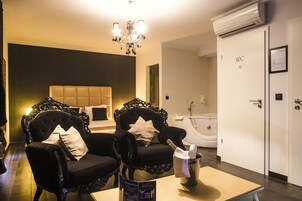 Suíte luxo, banheira de imersão | Roupas de cama premium, individualmente decorados