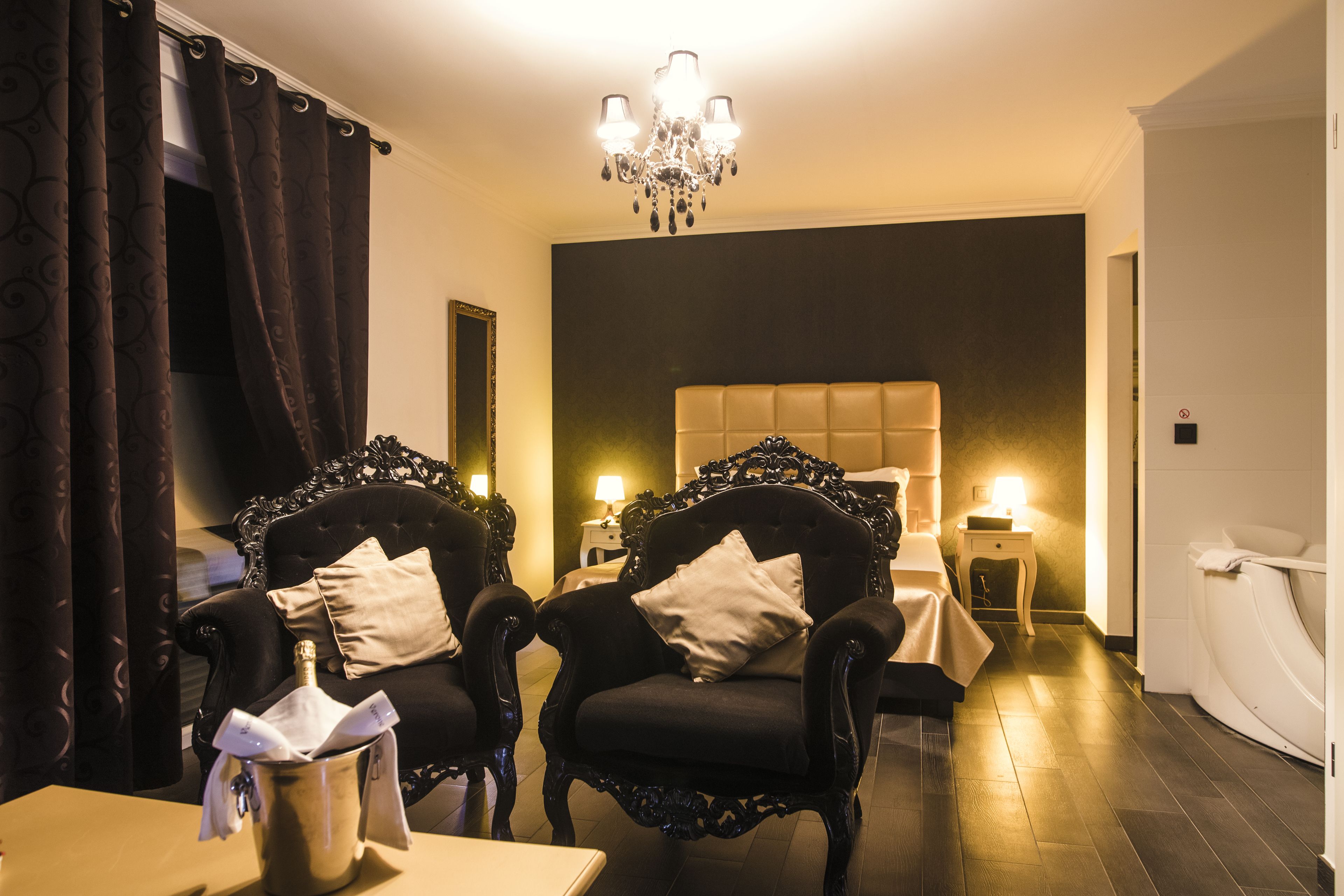 Suite Deluxe, bañera de hidromasaje | Ropa de cama de alta calidad y decoración individual