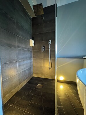 Deluxe-Doppelzimmer, Whirlpool | Badezimmer | Kostenlose Toilettenartikel, Haartrockner, Handtücher