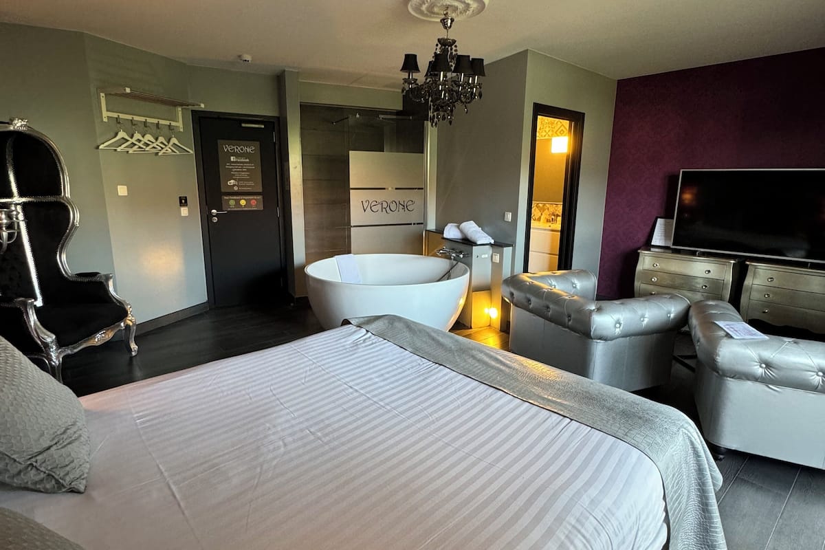 deluxe double room, jetted tub | premium bedding, individually decorated, individually furnished