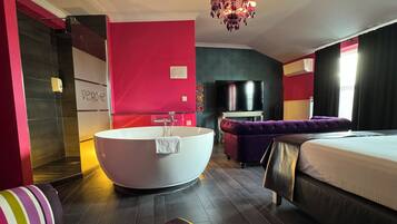 Habitación doble Deluxe, hidromasaje | Ropa de cama de alta calidad y decoración personalizada