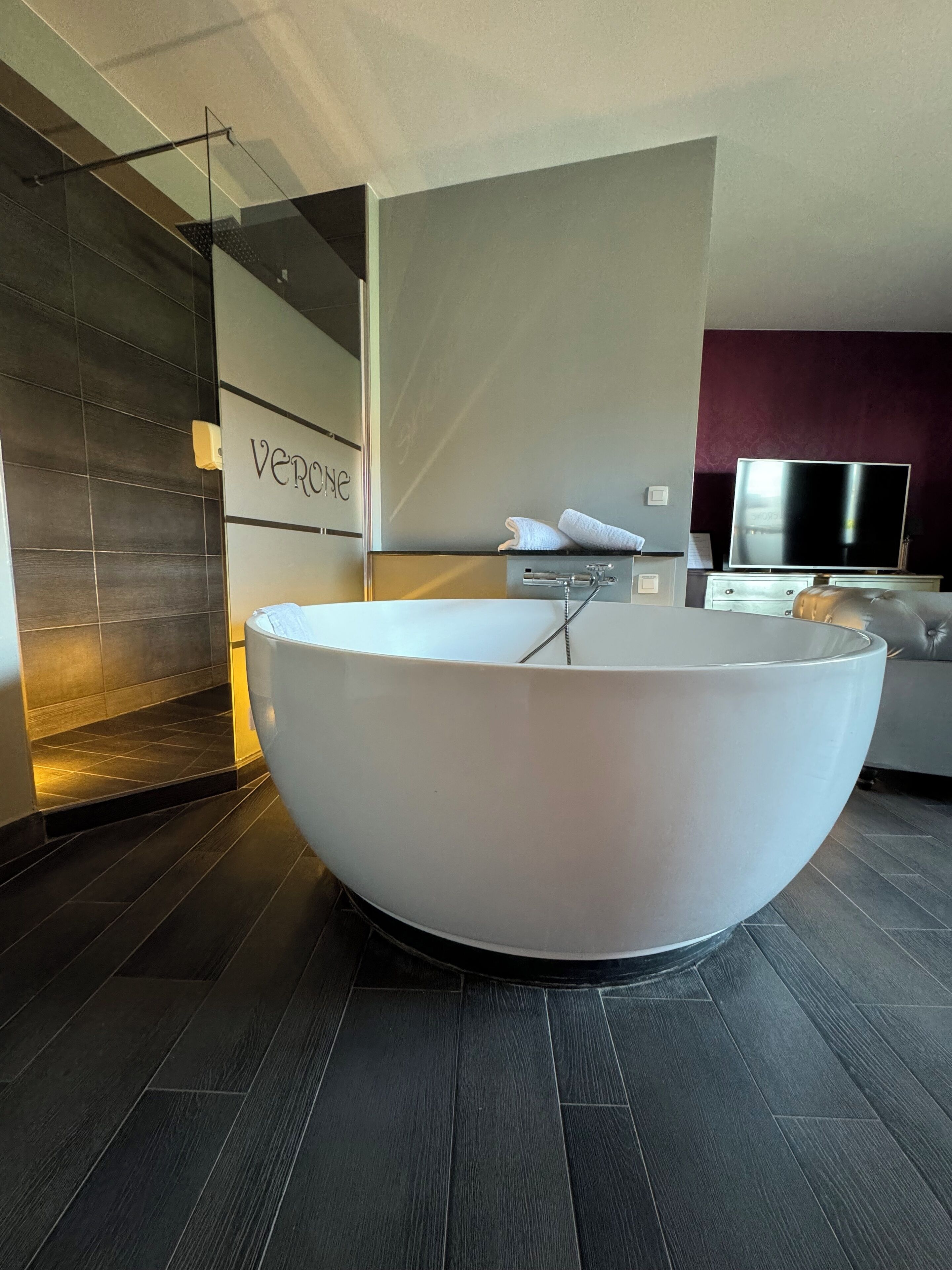 deluxe double room, jetted tub | premium bedding, individually decorated, individually furnished