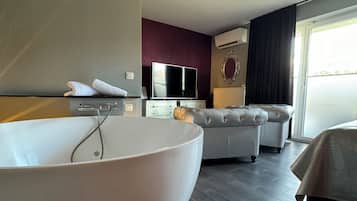 Habitación doble Deluxe, hidromasaje | Ropa de cama de alta calidad y decoración personalizada