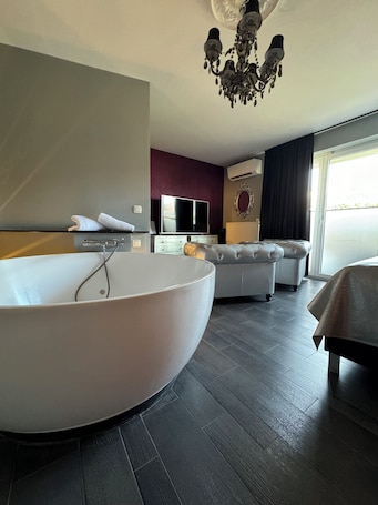 Deluxe Double Room, Jetted Tub. L'écrin des Vennes