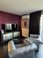 Quarto casal luxo, banheira de hidromassagem | Roupas de cama premium, individualmente decorados