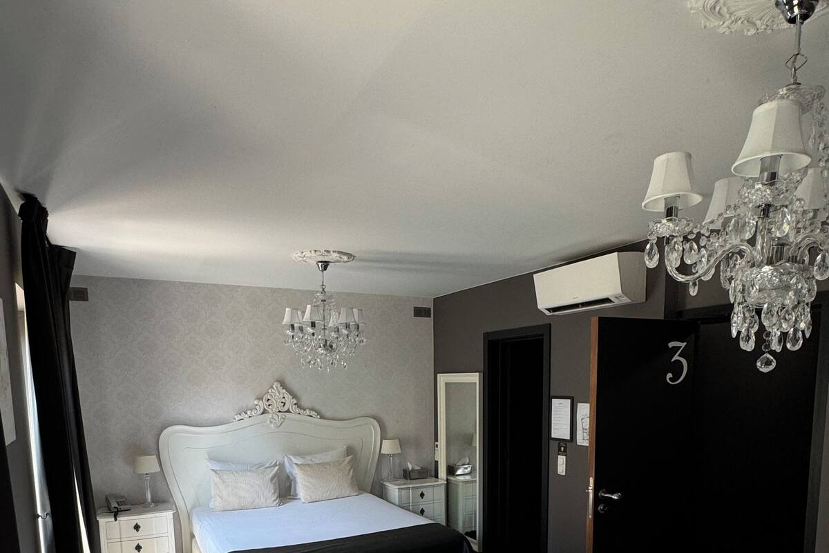 Kamar Double Klasik | Seprai premium, tirai kedap cahaya, dan Wi-Fi gratis