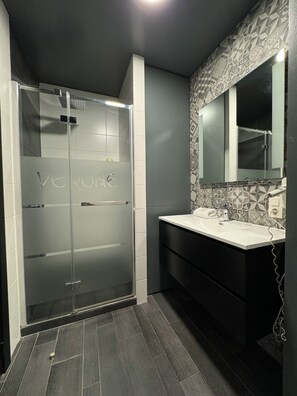 Artículos de higiene personal gratuitos, secador de pelo y toallas