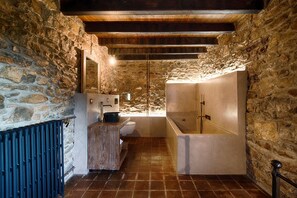 Habitación Deluxe | Baño | Amenidades de baño gratuitas y toallas