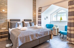 Habitación Confort doble | Caja fuerte, escritorio, cortinas opacas y tabla de planchar con plancha