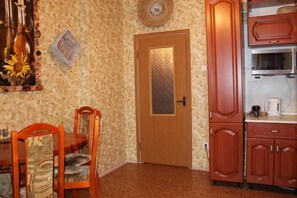 Apartment, Balcony | Private kitchen | Full-size fridge, microwave, oven, stovetop - Inndays Podolsk on Generala Varennikova (Podolsk)