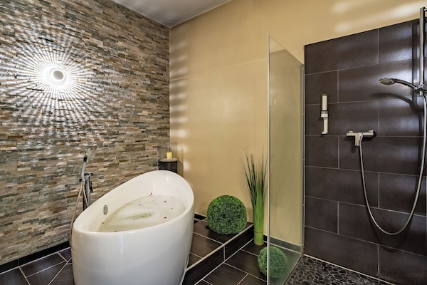 Couples treatment room(s), body treatments, body wraps, body scrubs