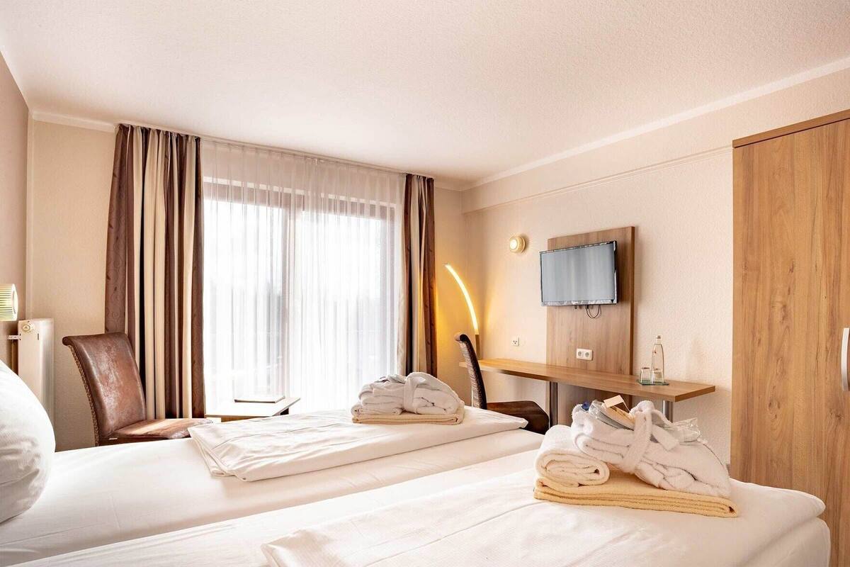 Zimmersafe, Schreibtisch, Verdunkelungsvorhänge, schallisolierte Zimmer