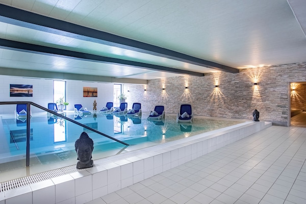 2 Innenpools, Außenpool (je nach Saison geöffnet), Liegestühle