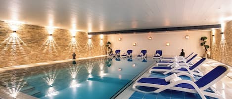 2 piscines couvertes, piscine extérieure (ouverte en saison)