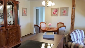 Apartamento família, 2 quartos | Opções para refeição no quarto