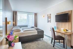 1 間臥室、低過敏寢具、書桌、遮光布/窗簾