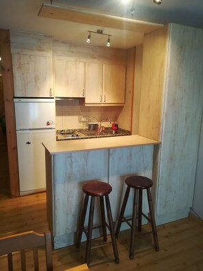 Apartment, 1 Bedroom, Balcony | Private kitchen | Full-size fridge, microwave, oven, stovetop - Vitivola Julia Baix 5 (El Tarter)