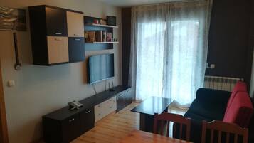 Appartement, 1 chambre, balcon | Salle de séjour | Télévision à écran plat
