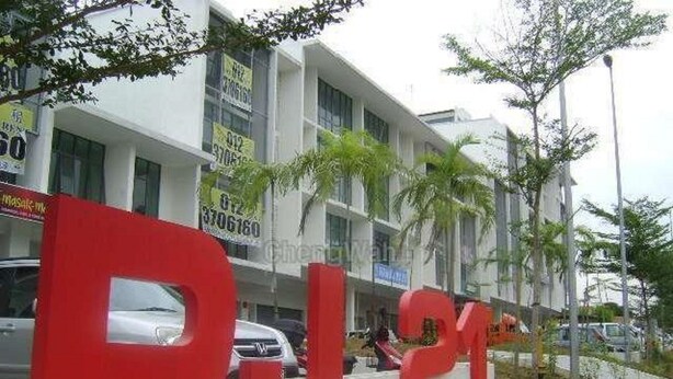A building with large red letters spelling "PJ21" on the ground. - My Homie Hotel PJ (Petaling Jaya)