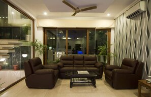 Lobby sitting area - Asian Suites (Gurugram)