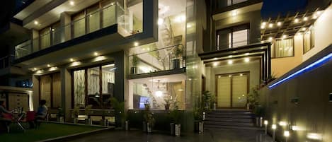 住宿正面 - 傍晚/夜晚