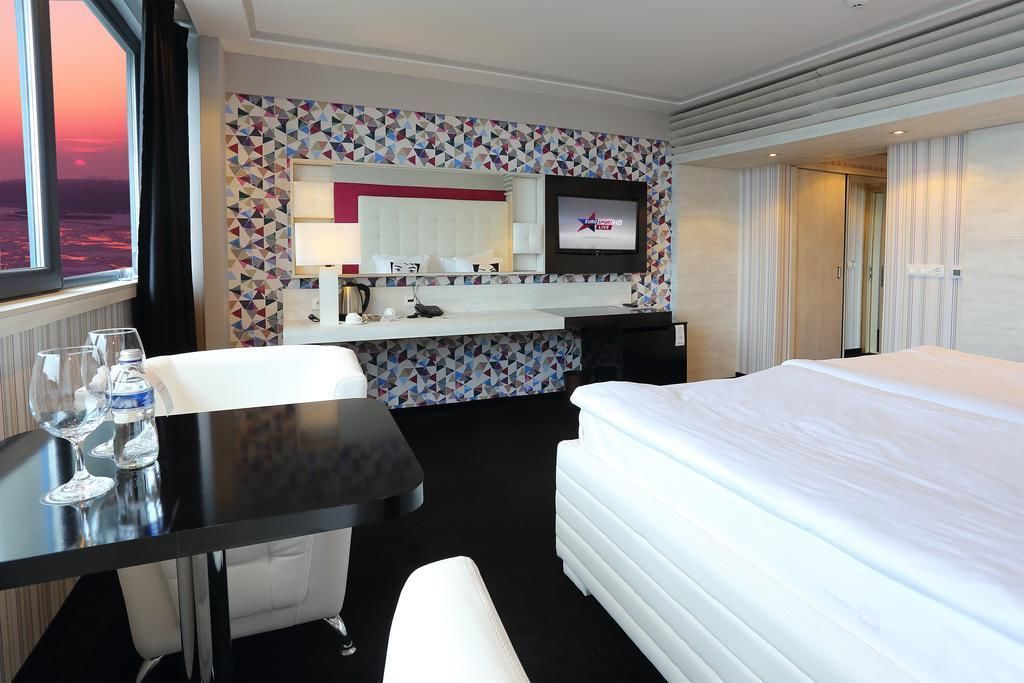 executive double or twin room | 1 bedroom, minibar, desk, iron/ironing board