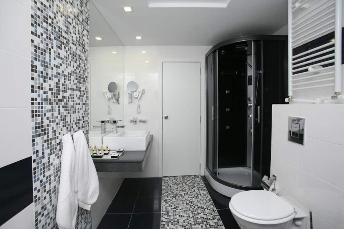 executive suite | bathroom | combined shower/bathtub, jetted bath, free toiletries, hair dryer