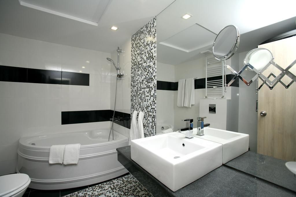combined shower/bathtub, jetted bath, free toiletries, hair dryer