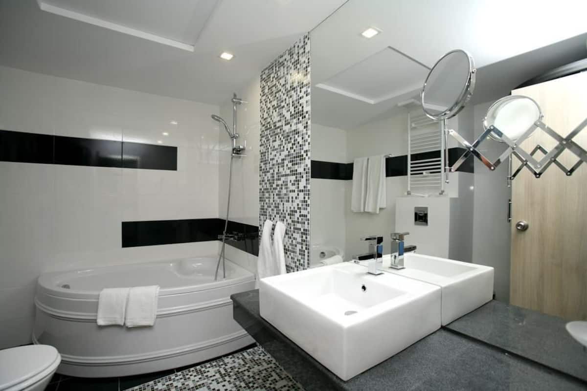 combined shower/bathtub, jetted bath, free toiletries, hair dryer