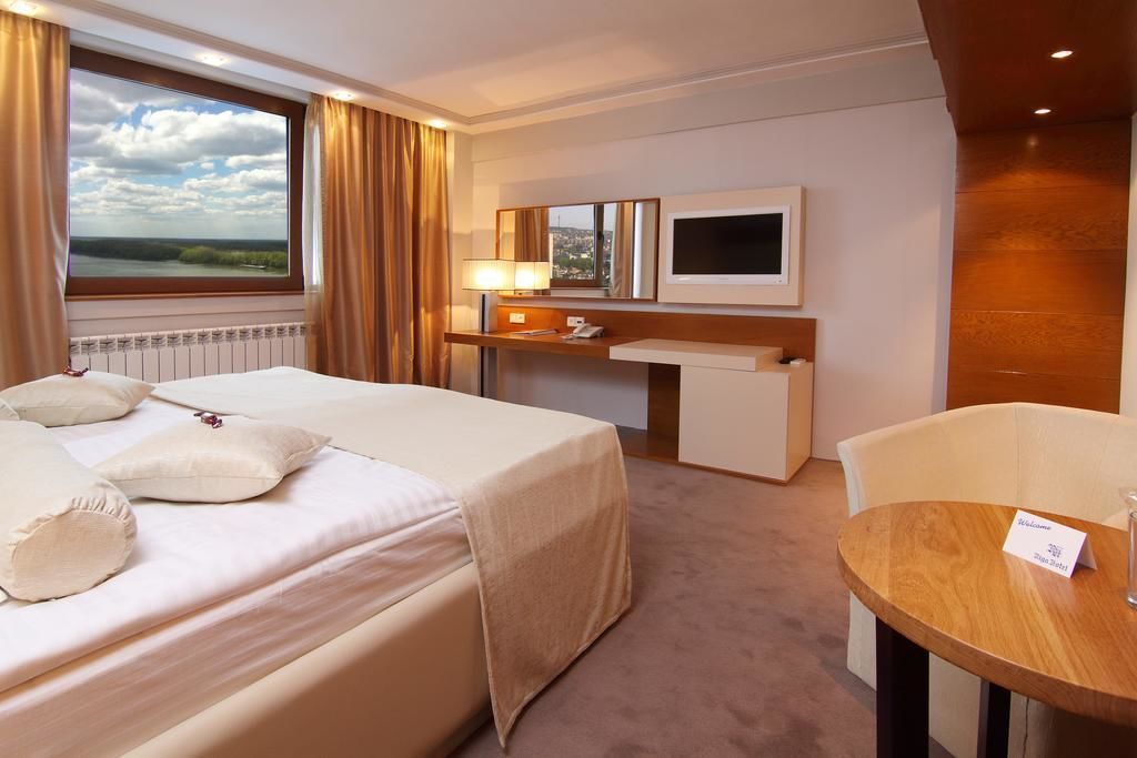 executive double or twin room | 1 bedroom, minibar, desk, iron/ironing board