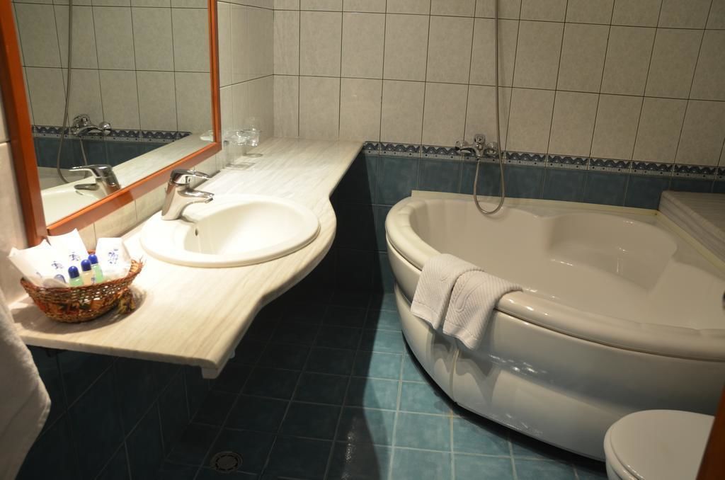 executive suite | bathroom | combined shower/bathtub, jetted bath, free toiletries, hair dryer