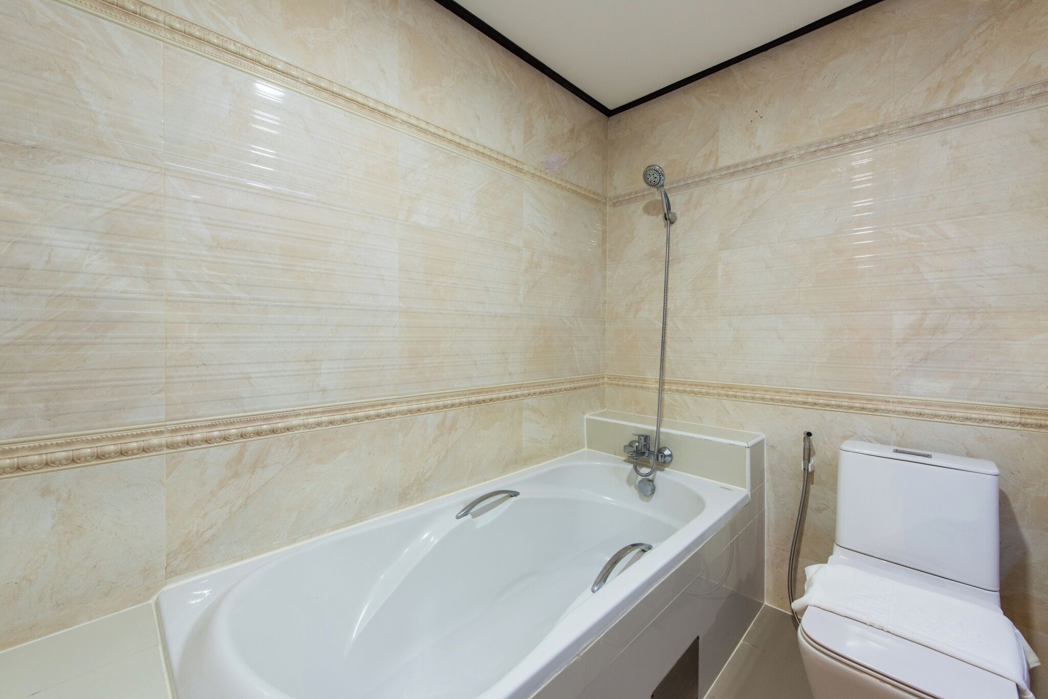 Un bagno con una vasca, una doccia e un water.