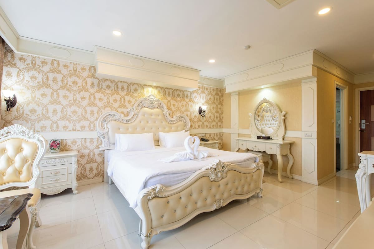 Cortinas blackout, Wi-Fi de cortesia, roupa de cama