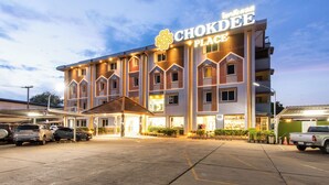 Un edificio de varios pisos con un letrero que dice 'Chokdee Place'.